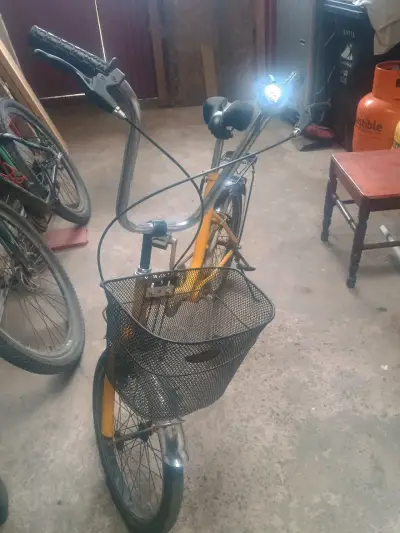 Bicicleta  amarilla con canasto - miniatura 5