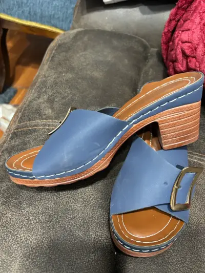 Sandalias de tacón azul con hebilla - miniatura 1