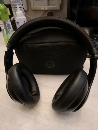 Audífonos inalámbricos Beats negros con estuche - miniatura 2