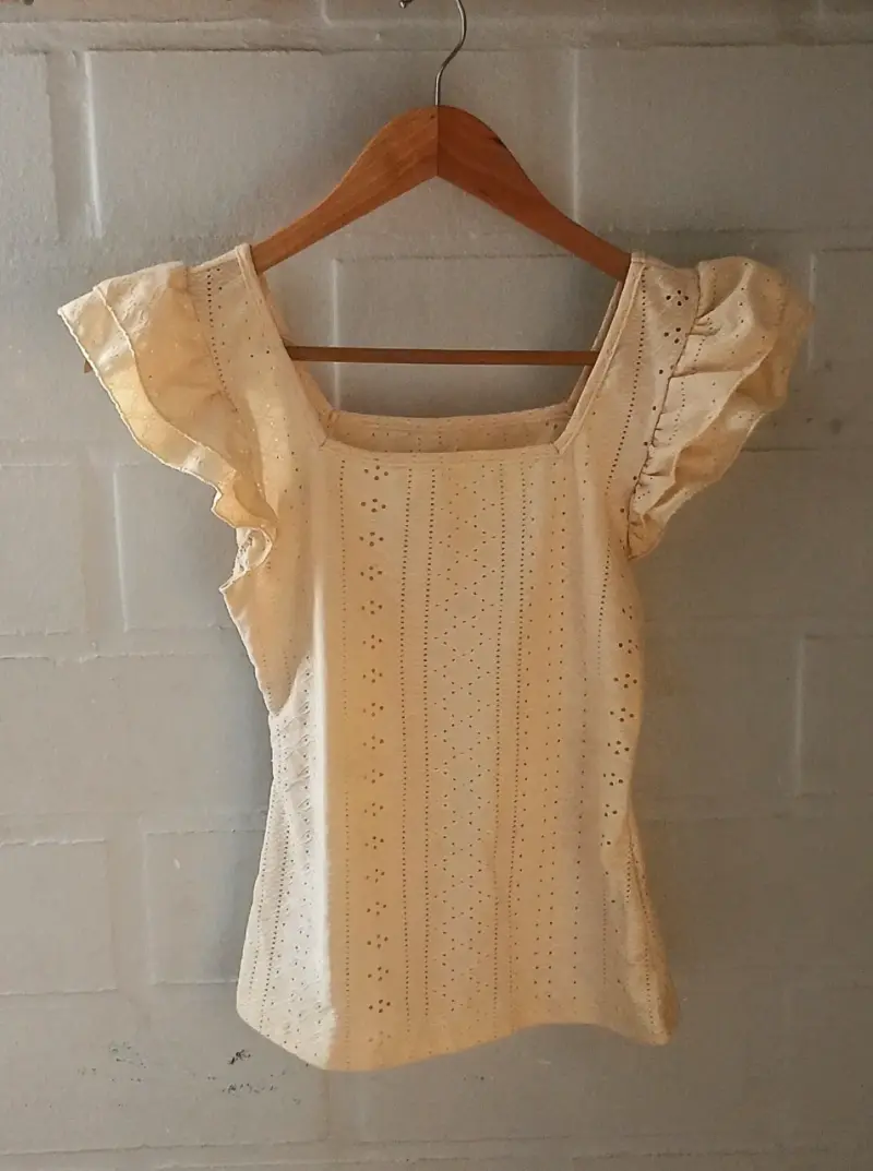 Blusa beige con volantes y bordado