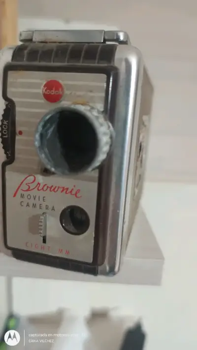 Cámara vintage Kodak Brownie 8mm - miniatura 1