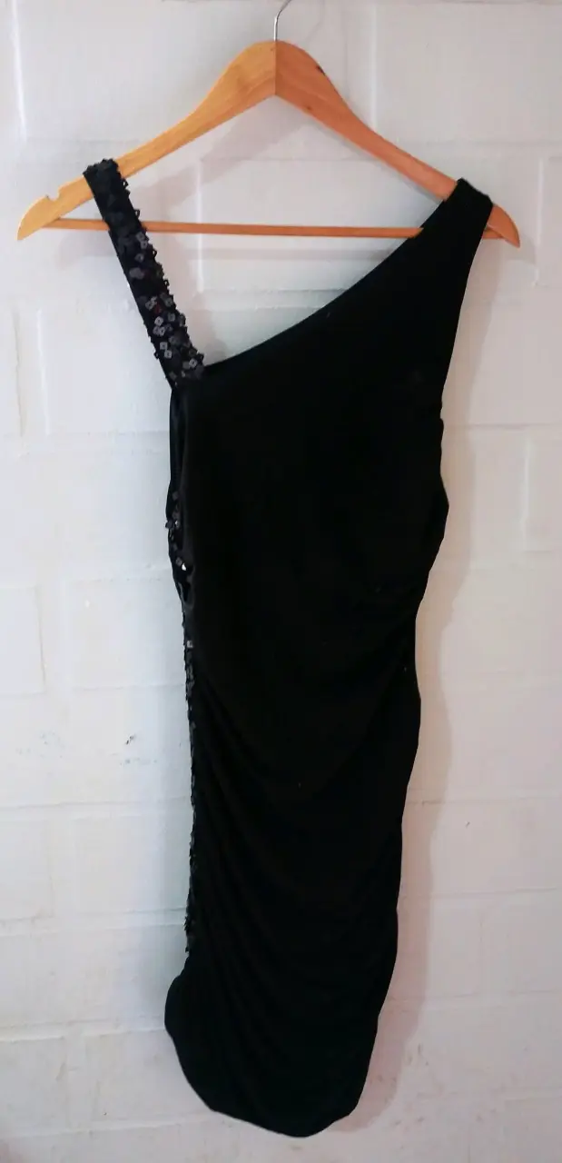 Vestido negro de un solo hombro con lentejuelas - 1