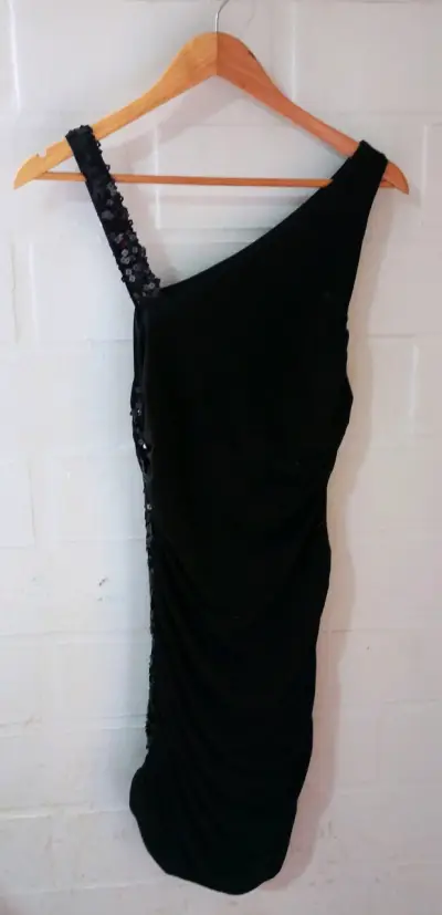 Vestido negro de un solo hombro con lentejuelas - miniatura 1