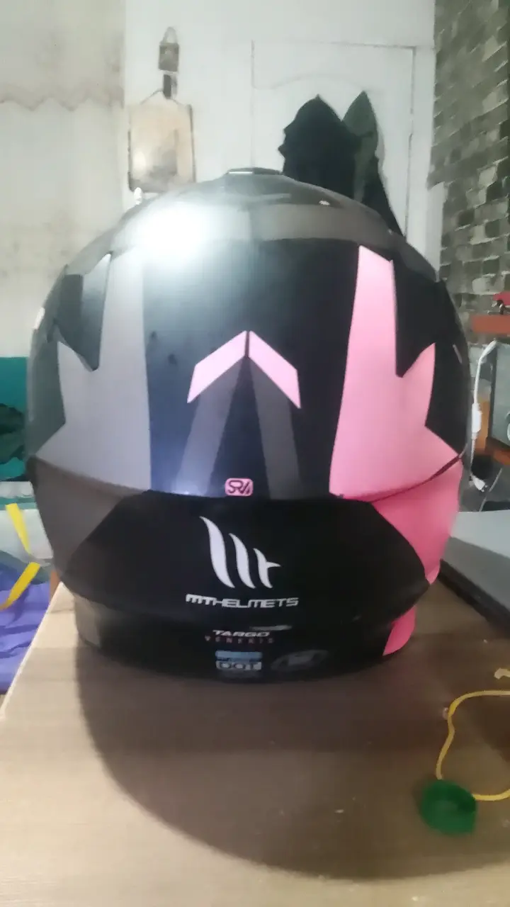 Casco de moto MT Helmets negro y rosa + guantes - 1