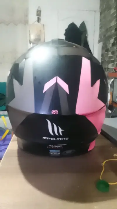 Casco de moto MT Helmets negro y rosa + guantes - miniatura 1