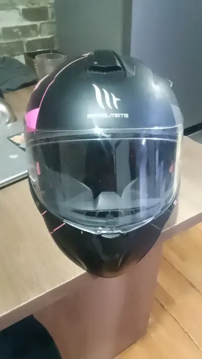 Casco de moto MT Helmets negro y rosa + guantes - miniatura 2