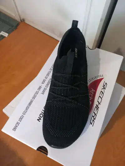 Zapatillas Skechers Arch Fit negras cómodas - miniatura 4