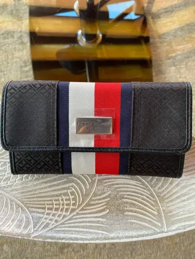 Billetera Tommy Hilfiger negra con franjas - miniatura 1