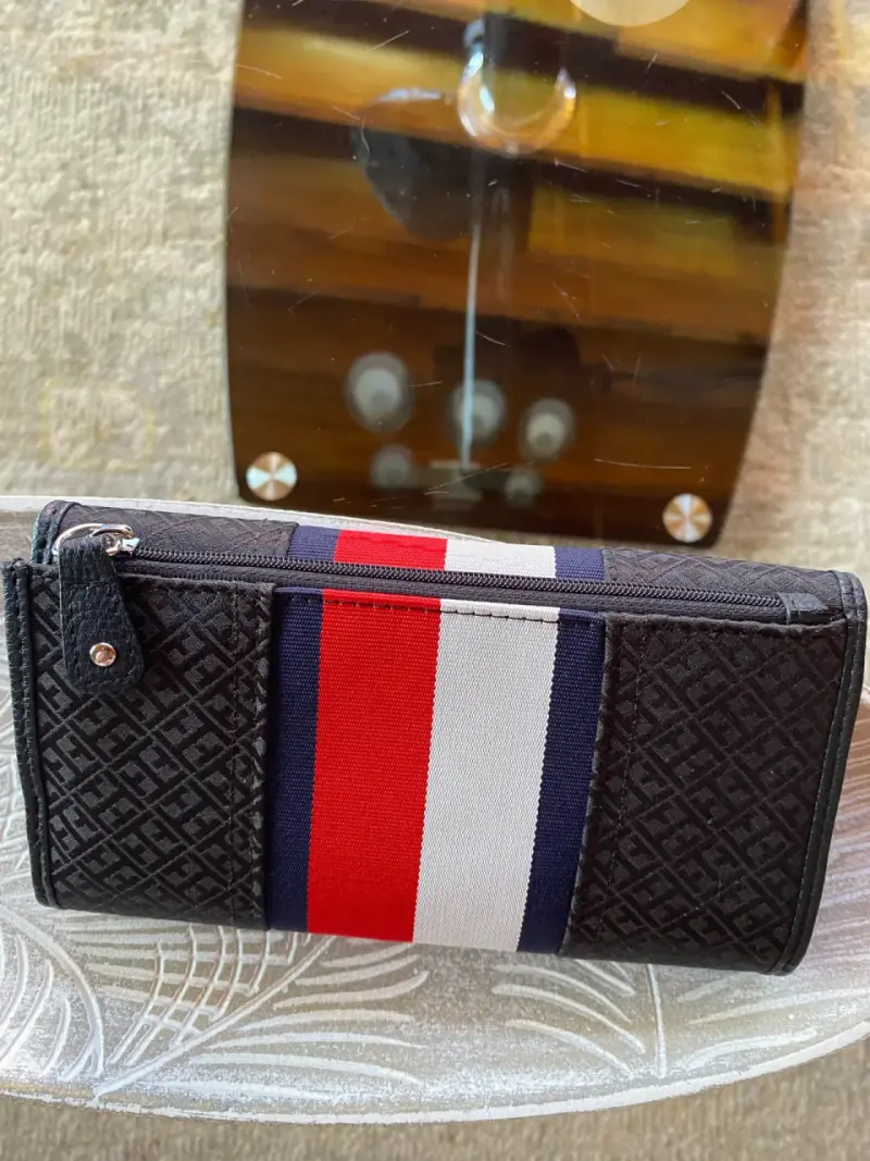 Billetera Tommy Hilfiger negra con franjas - 2