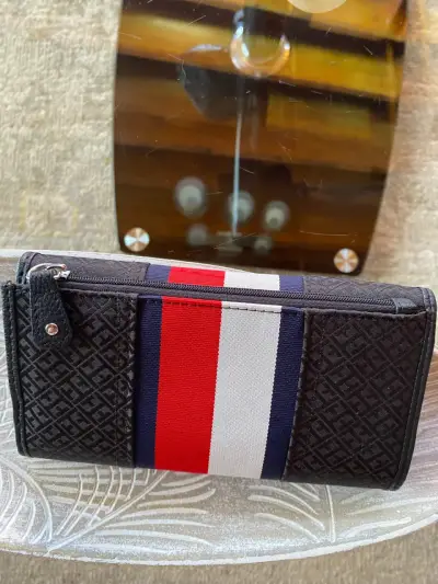 Billetera Tommy Hilfiger negra con franjas - miniatura 2
