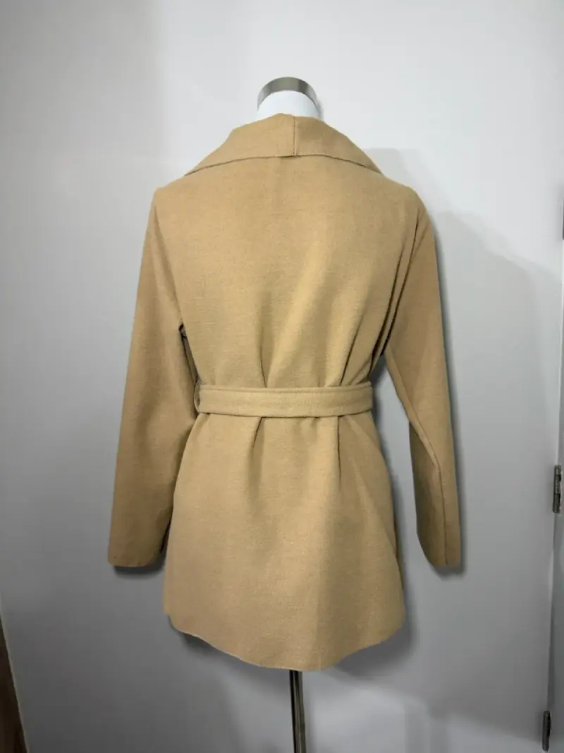 Abrigo beige con cinturón - 2