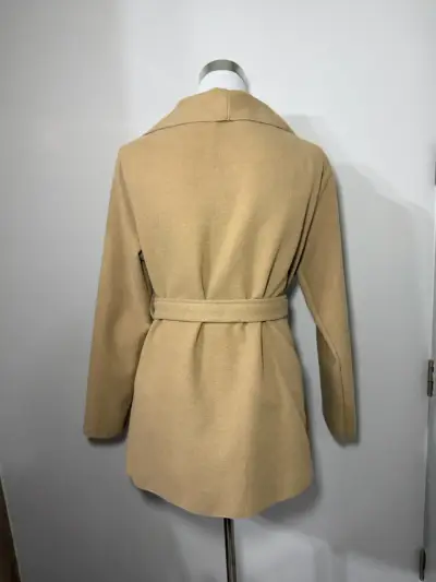 Abrigo beige con cinturón - miniatura 2