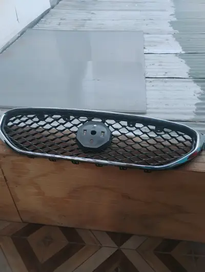 Parrilla frontal de auto con diseño de malla - miniatura 1
