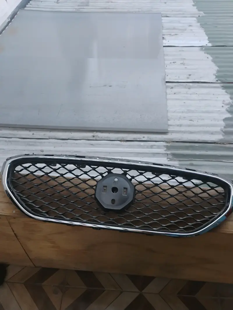 Parrilla frontal de auto con diseño de malla - 2