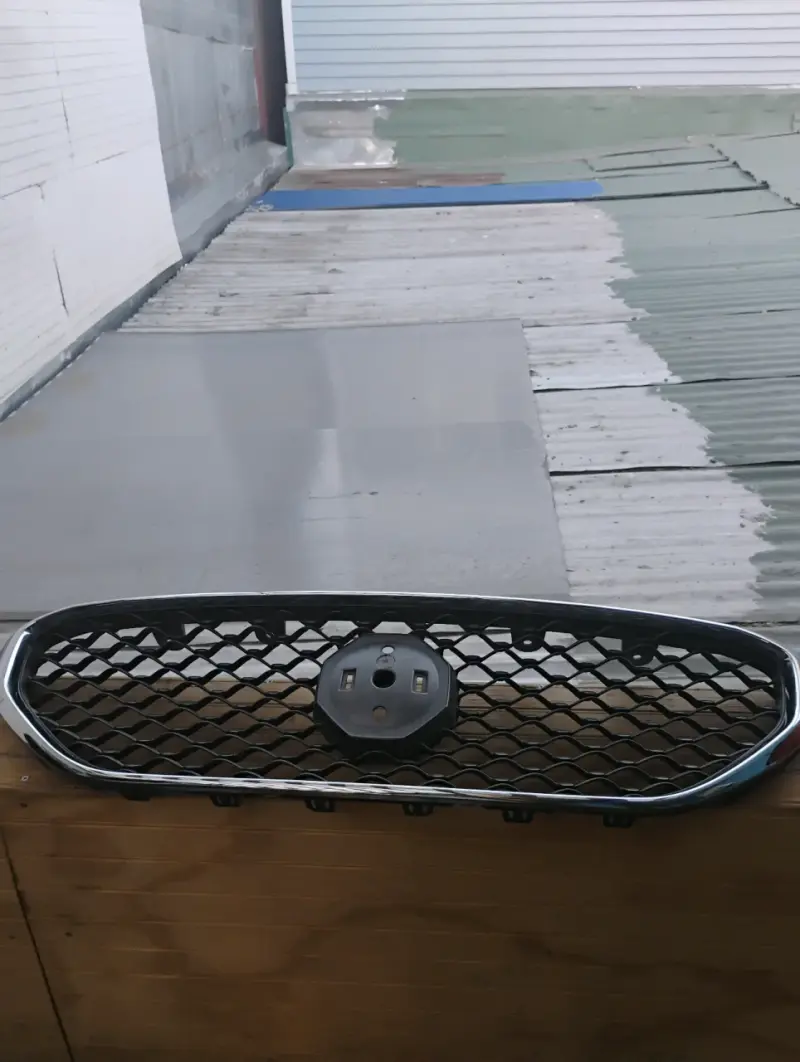 Parrilla frontal de auto con diseño de malla - 3