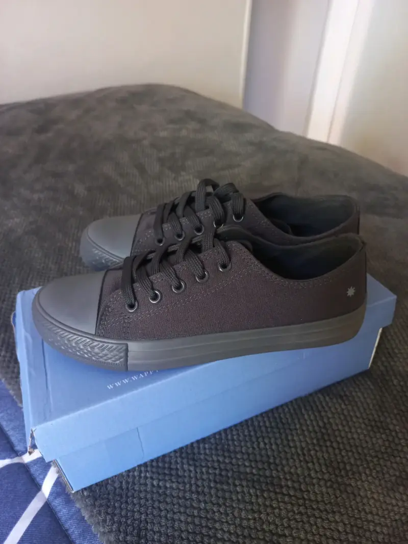 Zapatillas negras de lona estilo casual - 1