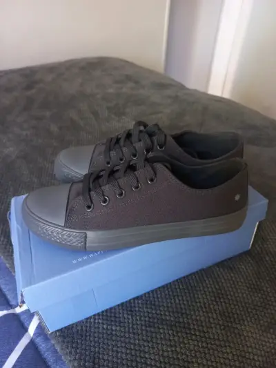 Zapatillas negras de lona estilo casual - miniatura 1