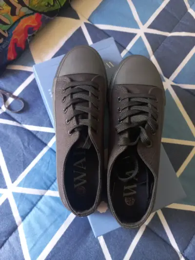 Zapatillas negras de lona estilo casual - miniatura 2