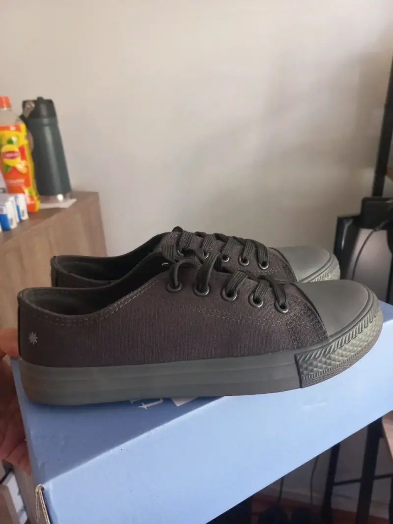 Zapatillas negras de lona estilo casual - 3