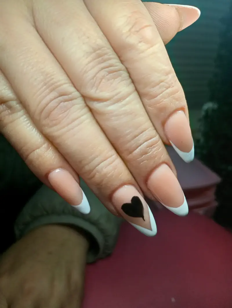 Uñas acrílicas con diseño de corazón - 1