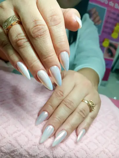 Uñas acrílicas con diseño de corazón - miniatura 2