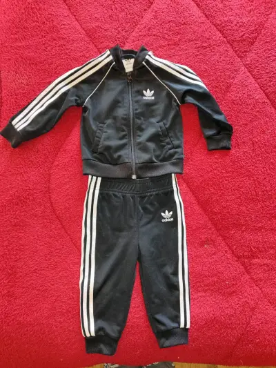 Conjunto deportivo infantil Adidas negro con rayas - miniatura 1