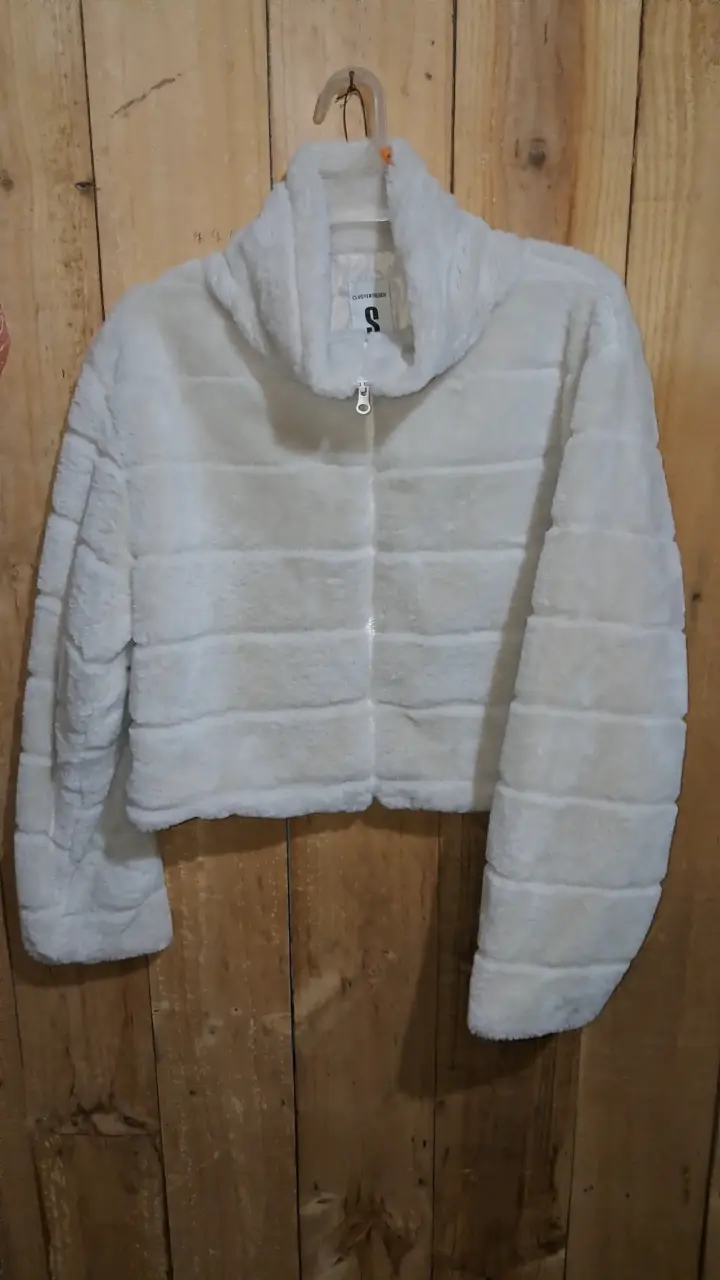 Chaqueta de peluche blanca para mujer