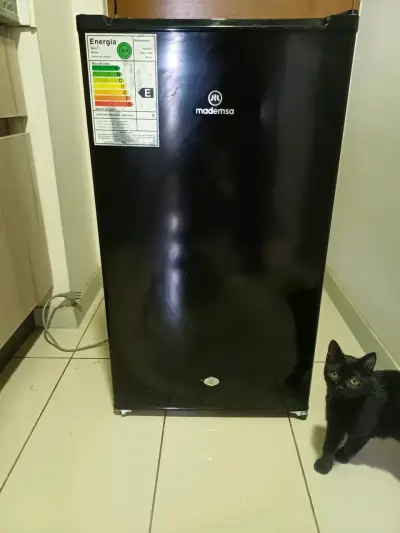 Refrigerador Mademsa negro en buen estado - miniatura 1