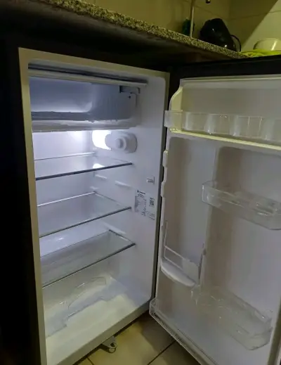 Refrigerador Mademsa negro en buen estado - miniatura 2