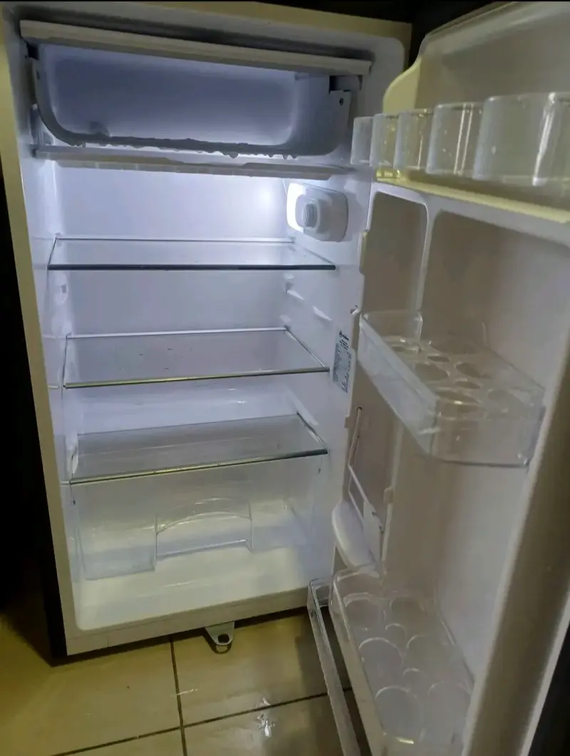 Refrigerador Mademsa negro en buen estado - 3