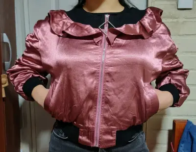 Chaqueta rosa con volantes - miniatura 2