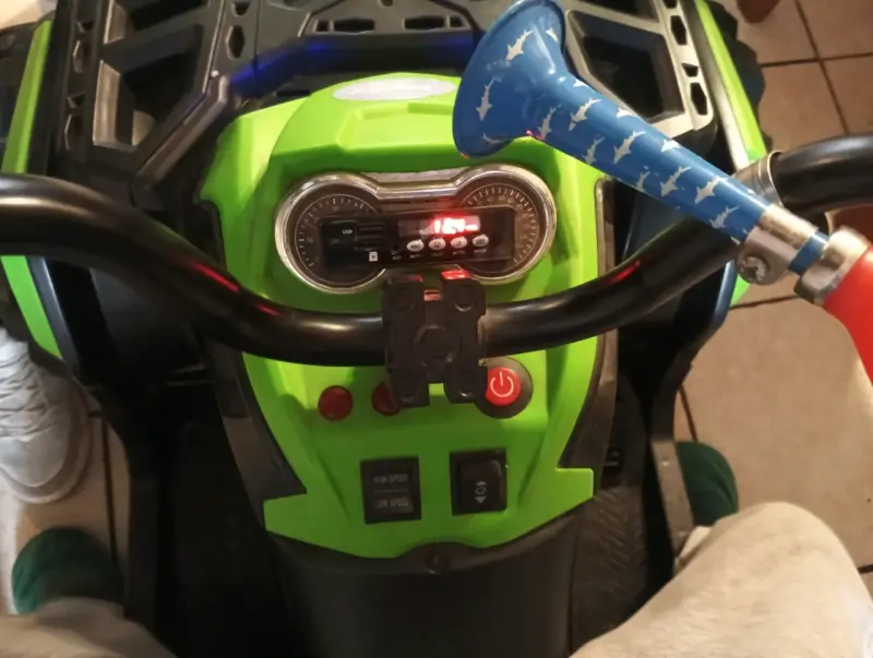 Cuatrimoto eléctrica infantil verde con bocina - 1