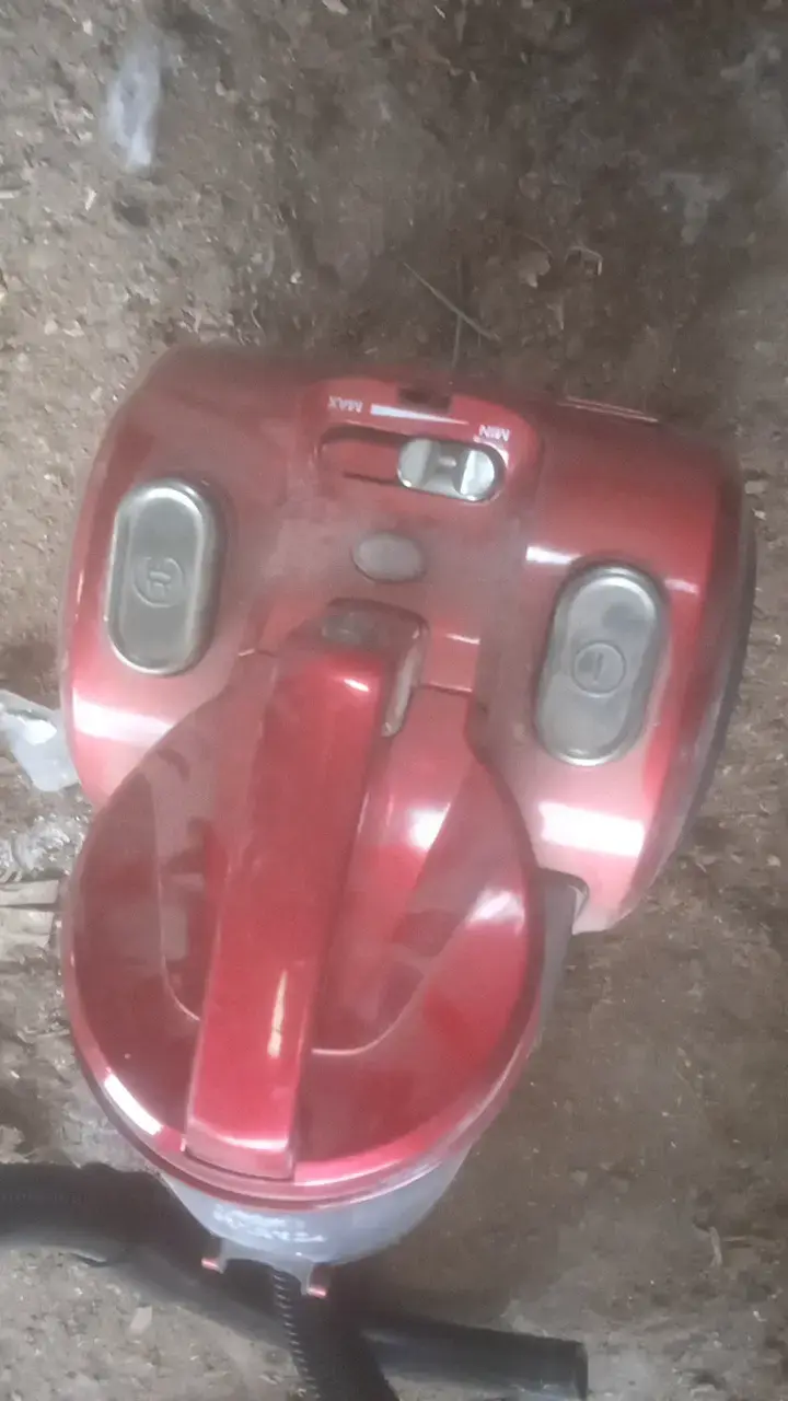 Aspiradora sin bolsa Ursus Trotter roja - 2