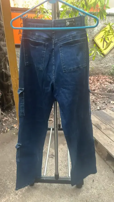 Jeans cargo azul oscuro para hombre - miniatura 2