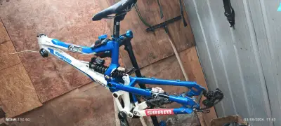 Cuadro de bicicleta Mongoose azul y blanco - miniatura 1