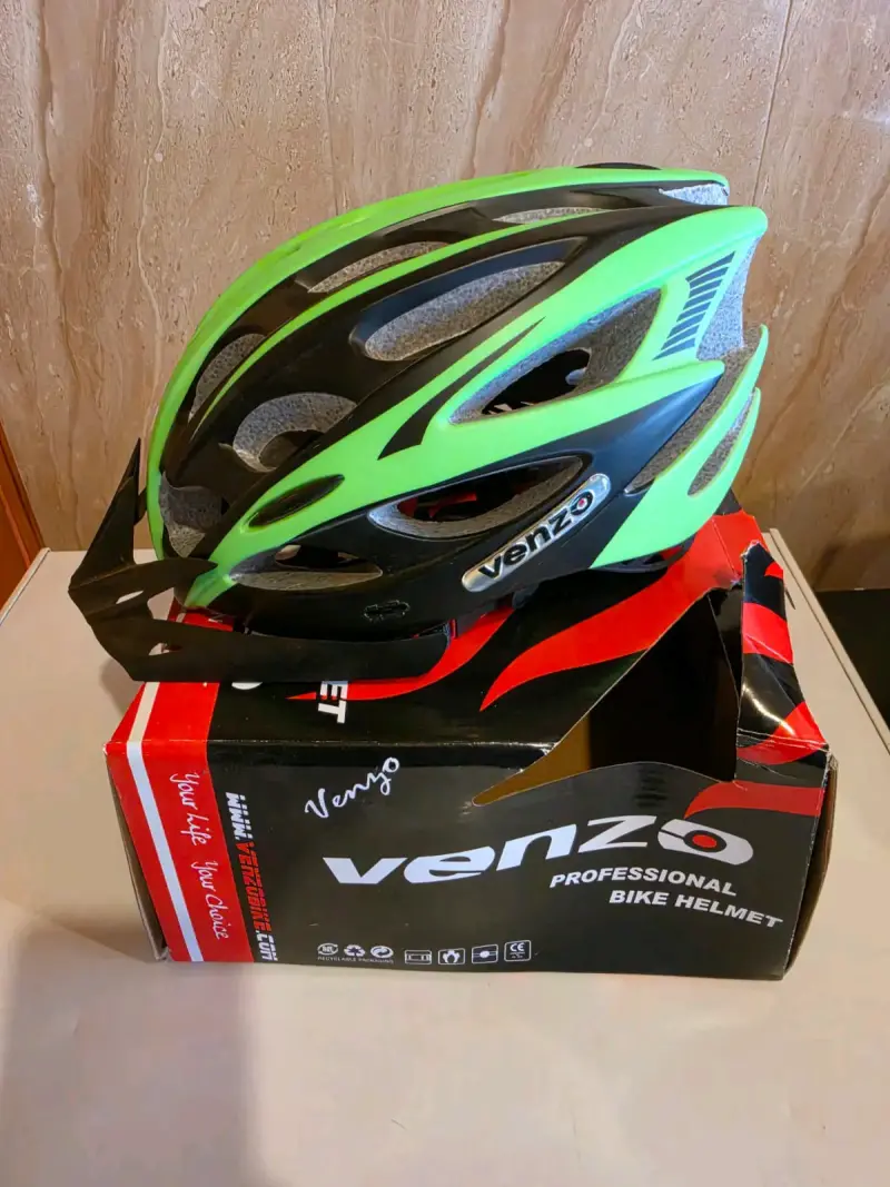 Casco de bicicleta profesional Venzo verde y negro - 1