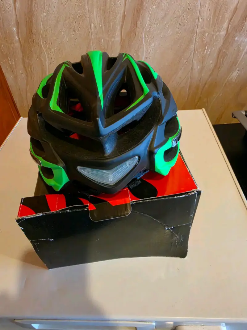 Casco de bicicleta profesional Venzo verde y negro - 6
