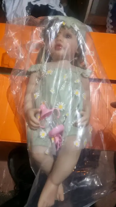 Muñeca bebé realista con chupete y ropa floral - miniatura 2