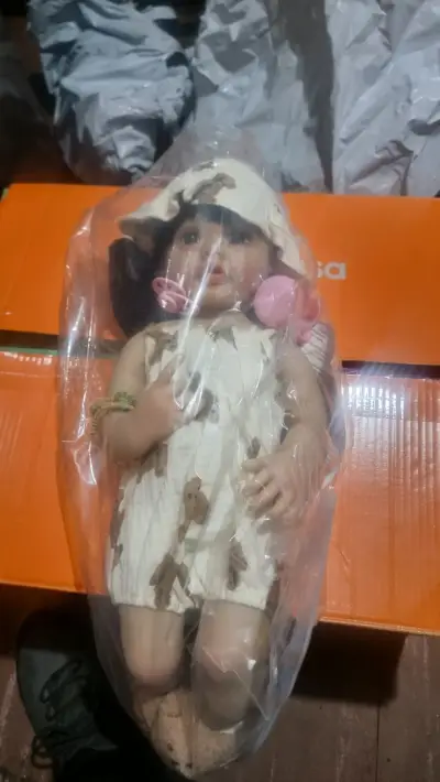 Muñeca bebé realista con chupete y ropa floral - miniatura 3