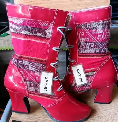 Botas rojas con diseño étnico y tacón alto - miniatura 1