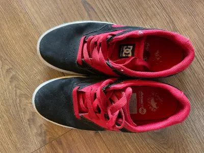 Zapatillas deportivas DC negras y rojas - miniatura 1