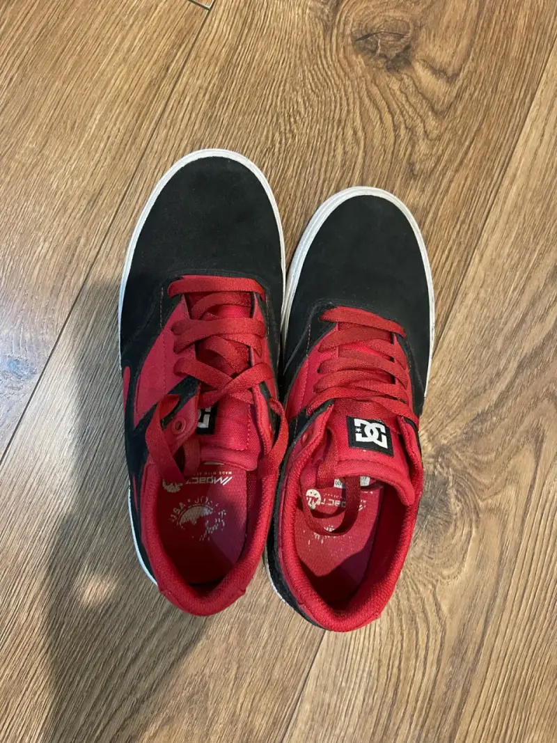 Zapatillas deportivas DC negras y rojas - 3