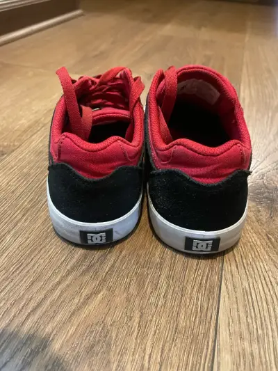 Zapatillas deportivas DC negras y rojas - miniatura 4