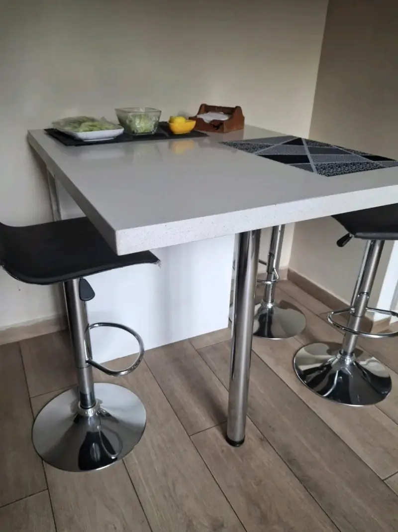 Mesa alta granito con 3 sillas de bar de regalo