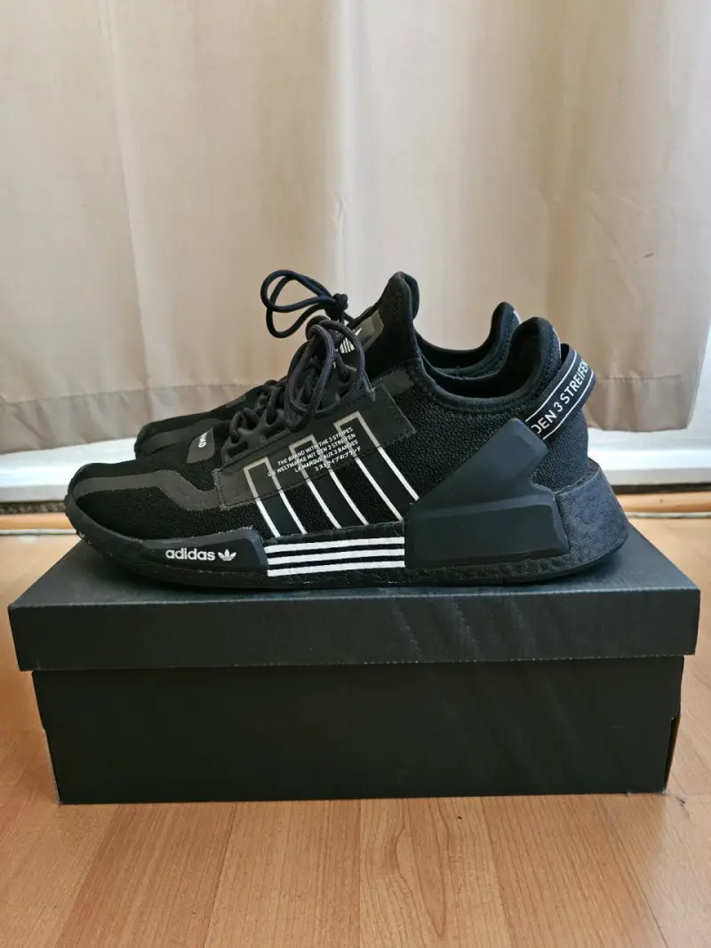 Zapatillas deportivas negras Adidas NMD_R1 V2 - 3