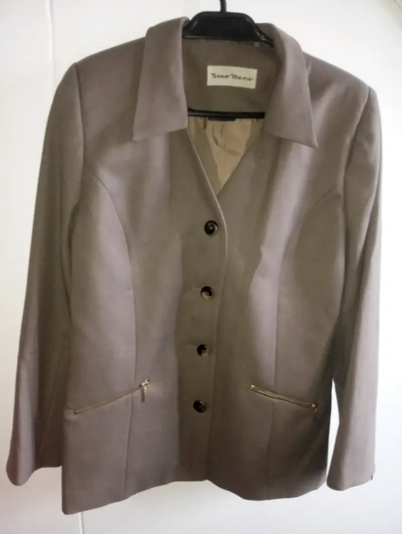 Blazer de mujer cafe claro con cierre en los bolsi - 1