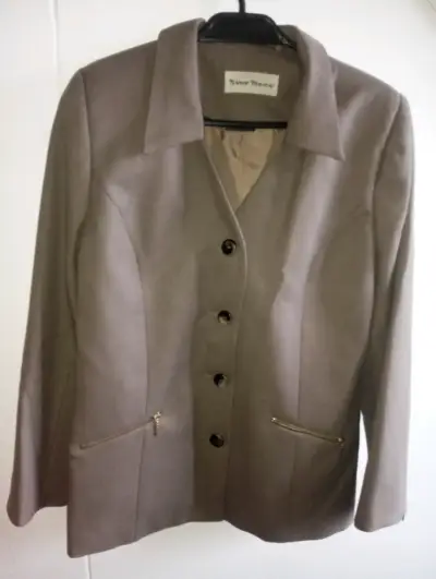 Blazer de mujer cafe claro con cierre en los bolsi - miniatura 1