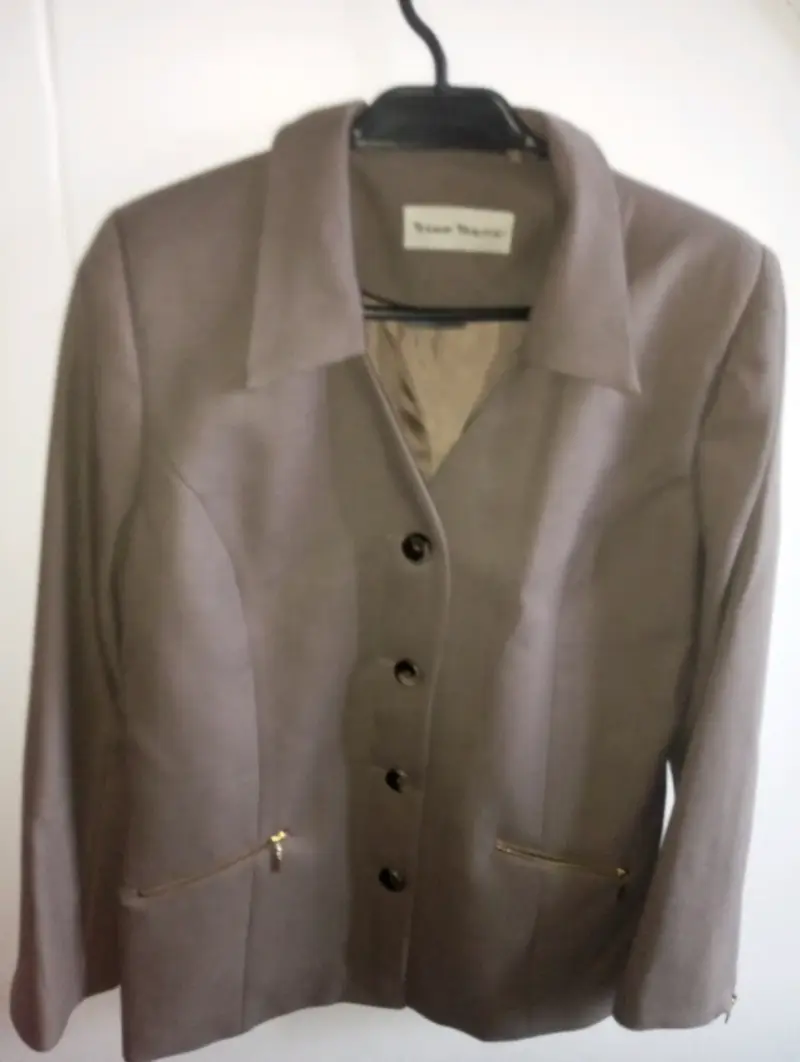 Blazer de mujer cafe claro con cierre en los bolsi - 2