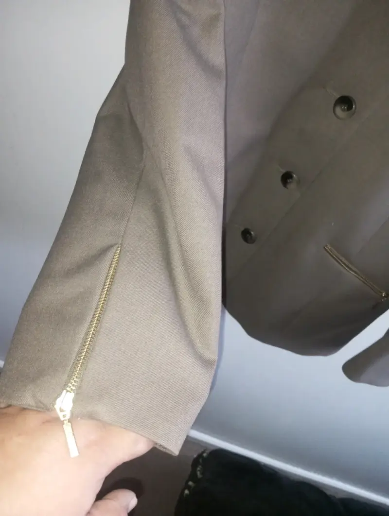 Blazer de mujer cafe claro con cierre en los bolsi - 4