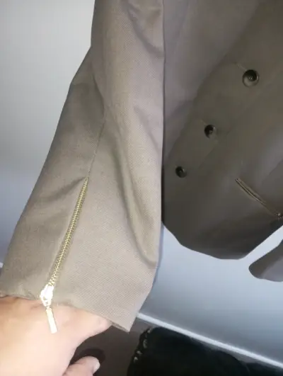 Blazer de mujer cafe claro con cierre en los bolsi - miniatura 4